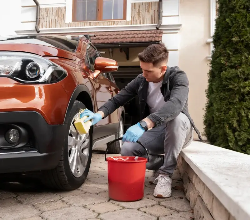 Lavage auto à domicile Varennes-sous-Dun : professionnel intervenant sur un véhicule